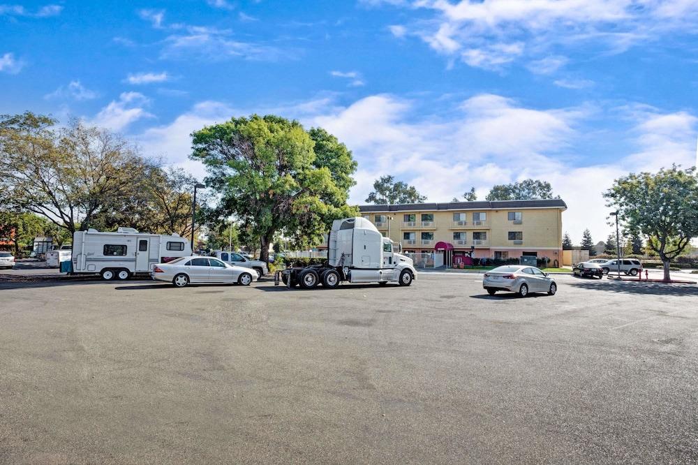 Days Inn By Wyndham Woodland Dış mekan fotoğraf